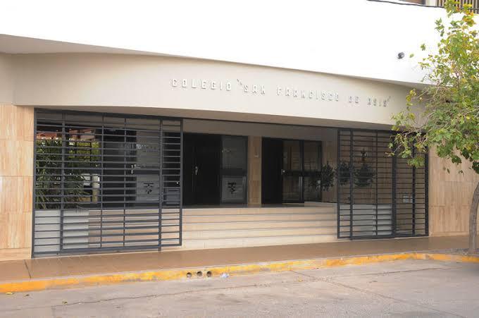 Un colegio sanjuanino restringió el uso de celulares durante toda la jornada escolar