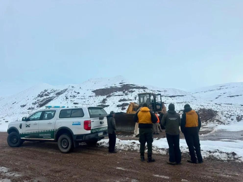 Nieve feroz en la cordillera: gendarmes sanjuaninos sacaron a salvo a seis personas varadas