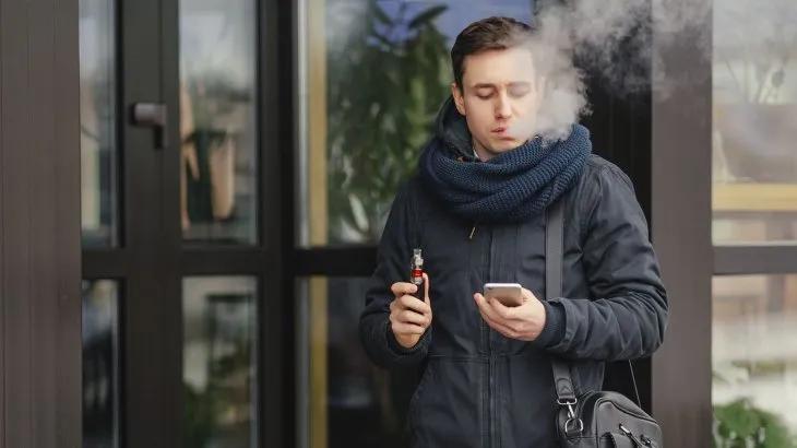 Más controles para vapeadores y bolsas de nicotina, pero menos avisos en cigarrillos