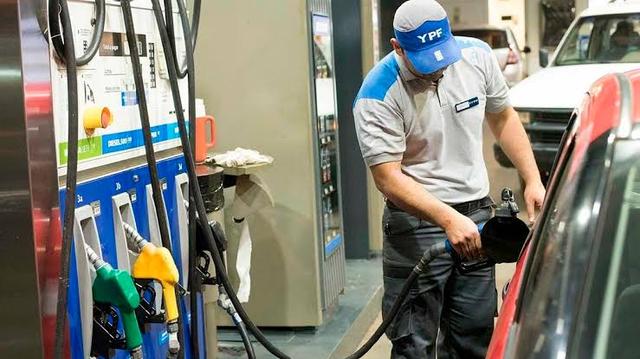 Tras el aumento del sábado, bajó levemente el precio de los combustibles en San Juan