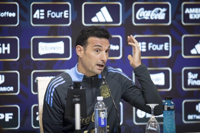 Scaloni llevó tranquilidad: Dibu y Julián están a disposición para el estreno