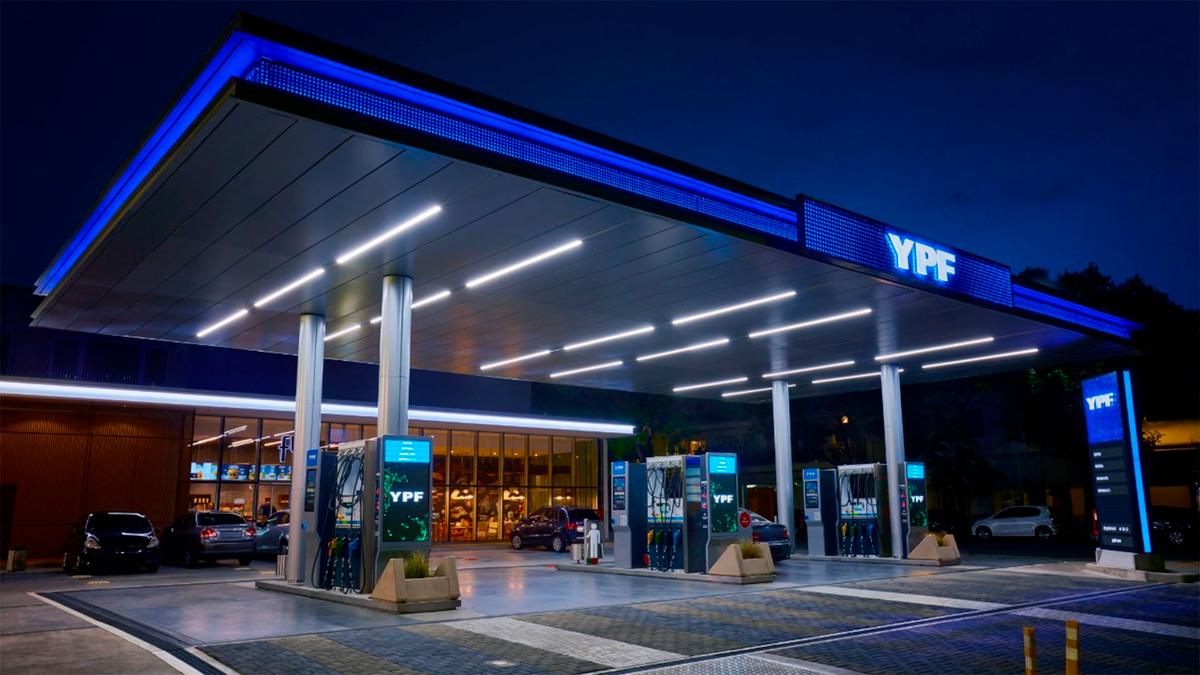 En algunas estaciones de San Juan, los combustibles bajaron apenas $4 por litro después del aumento del sábado