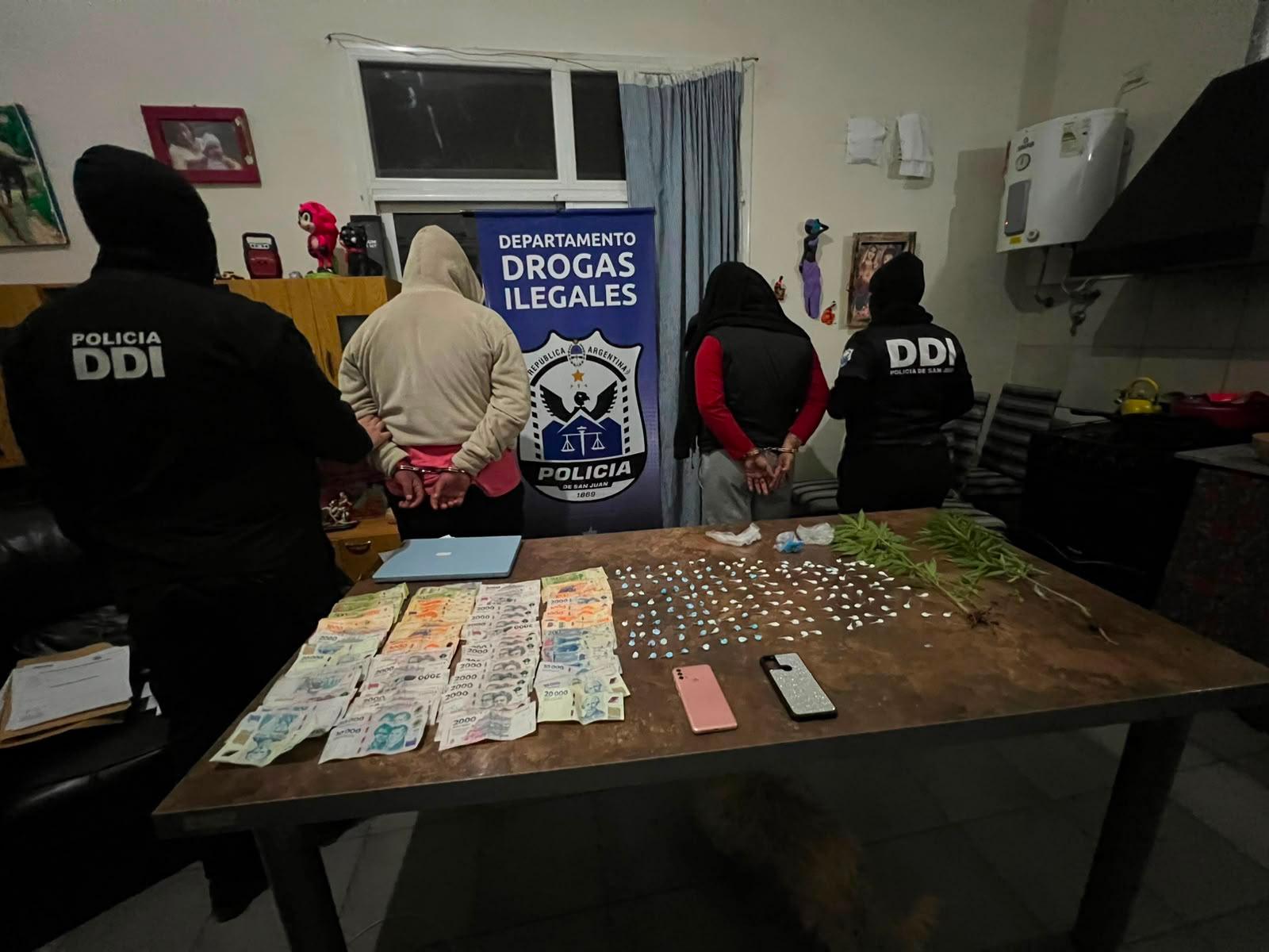 Caen cinco en Pocito tras allanamientos y secuestran droga, plata y un revólver