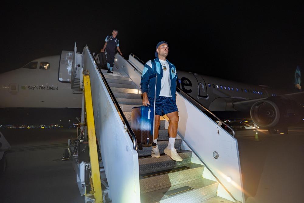 Argentina llegó a Atlanta con demora y Scaloni evalúa ajustes en la previa de Egipto