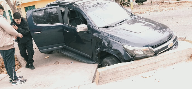 Una distracción terminó con una camioneta dentro de un canal de riego