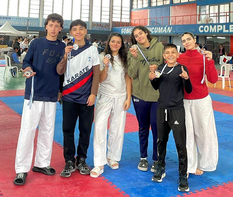 Los karatecas sanjuaninos arrasaron en Tucumán y volvieron con una lluvia de medallas