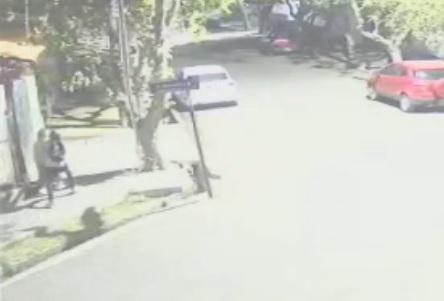 Dos motochorros emboscaron a una mujer y le arrancaron la mochila en el Barrio Del Carmen