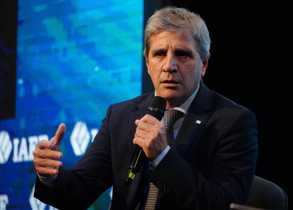 Caputo dijo que los vencimientos de deuda están asegurados y prepara una reforma fiscal