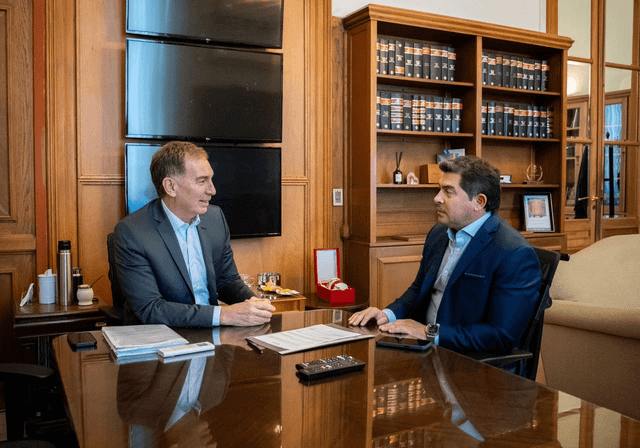 Santilli y Orrego repasaron en Casa Rosada reforma electoral, obras y minería