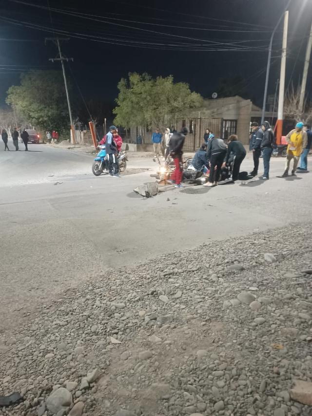 Dos motos chocaron en una esquina de Chimbas