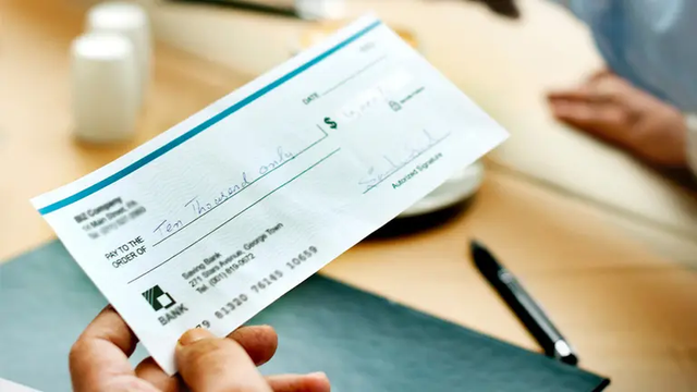 La falta de fondos disparó los rechazos de cheques y volvió a presionar a las pymes