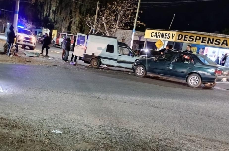 Un utilitario y un Peugeot 405 chocaron en una esquina muy transitada de Villa San Damián