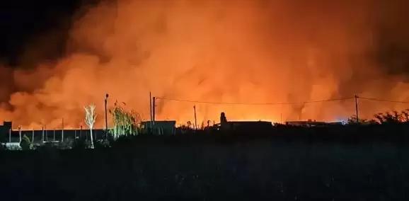 Voraz incendio en Albardón: asistieron a varios niños por intoxicación y las llamas pusieron en riesgo viviendas