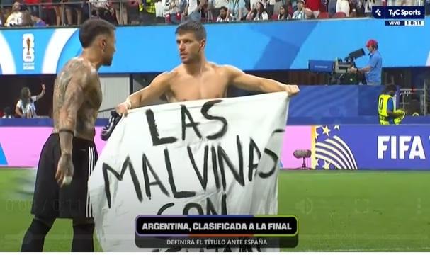 La Selección mostró una bandera de Malvinas y desafió la prohibición en pleno festejo