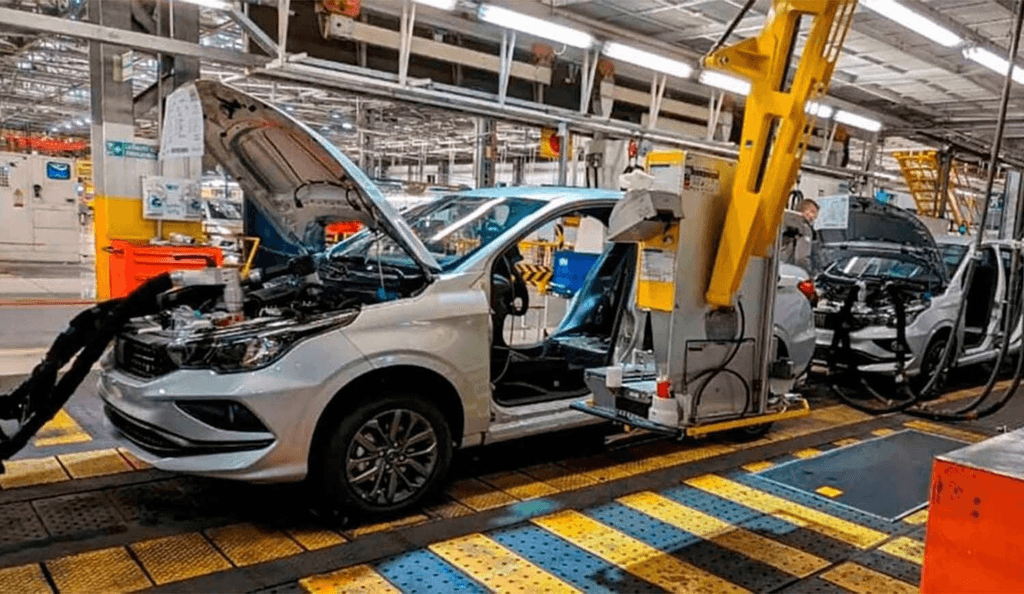 La producción de autos volvió a caer en julio, pero las exportaciones crecieron y sostuvieron la actividad