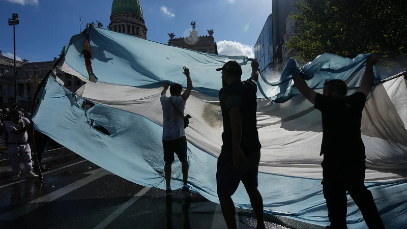 El Gobierno abre la mesa para revisar 446 convenios laborales