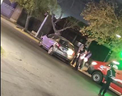 Tensión en Rivadavia: un auto embistió a una moto en una zona muy transitada