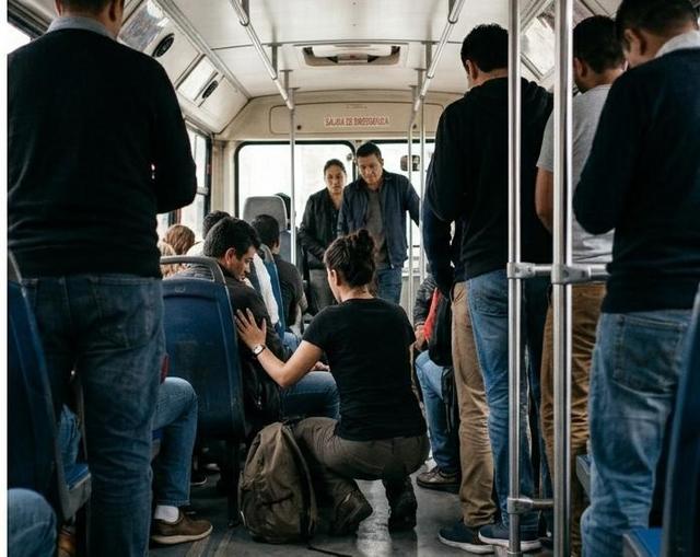 Una médica de San Juan intervino ante la descompensación de un pasajero en la línea 242
