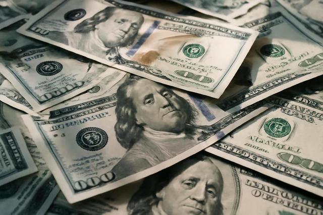 El dólar oficial se vende a 1.515 pesos y el blue llega a 1.555 este martes 4 de agosto