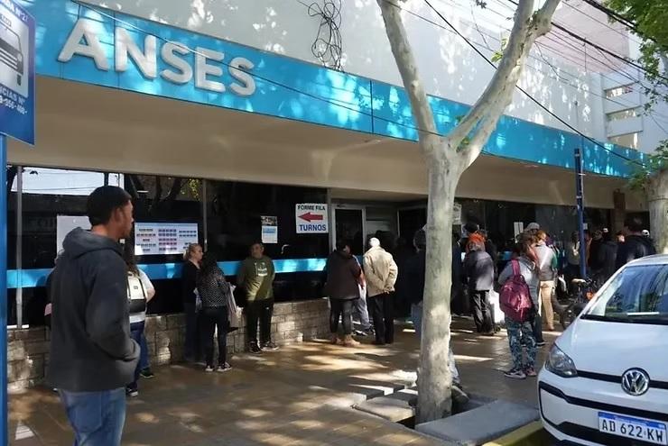 Robaron diez resmas de papel en ANSES y un empleado de limpieza terminó preso