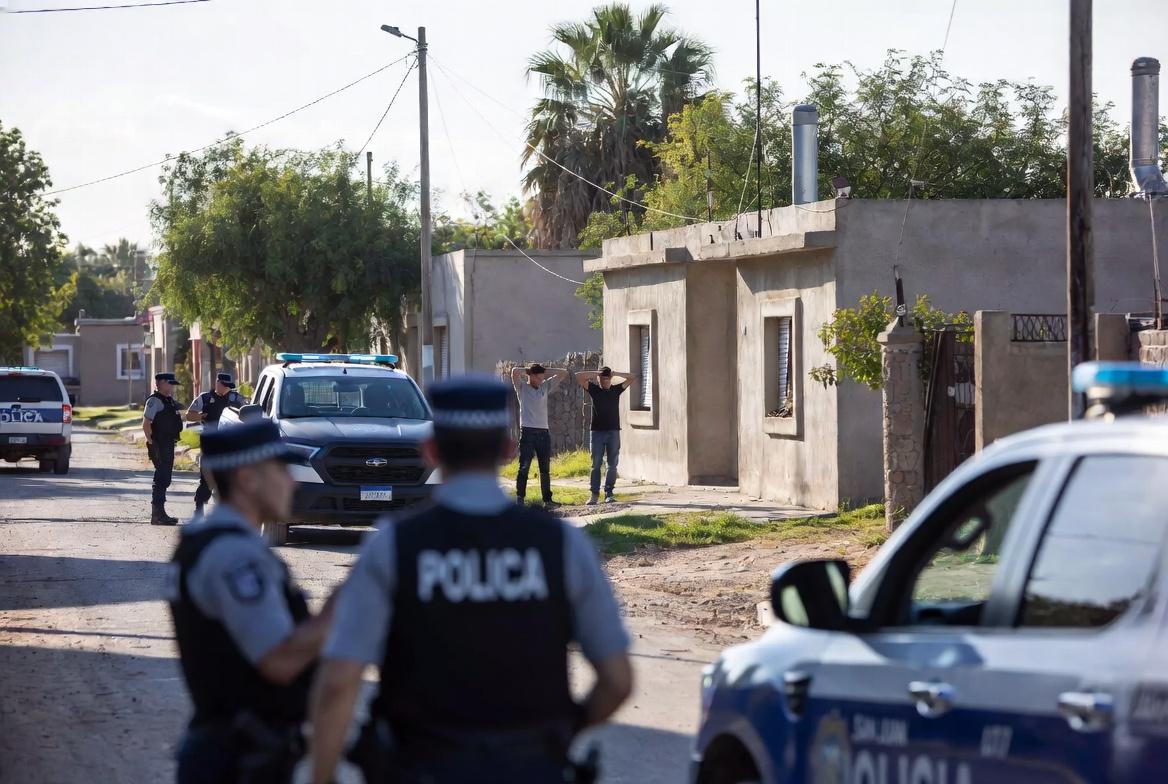 Un tiroteo entre vecinos terminó con un padre y su hijo tras las rejas