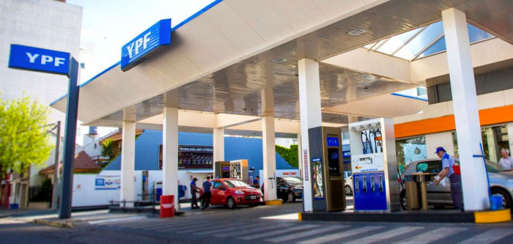 Buscan bajar a la mitad la carga impositiva de los combustibles