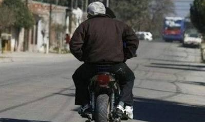 Denunció que un conocido lo amenazó y le robó la moto tras detenerse a comprar cigarrillos