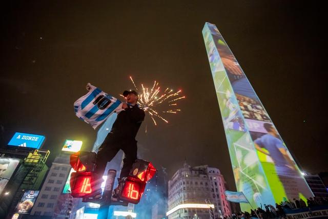 El Obelisco reunió a miles de hinchas tras la caída de la Selección ante España