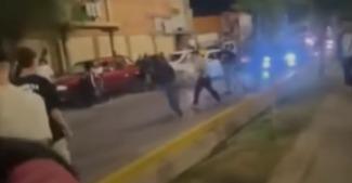Una pelea entre varios grupos interrumpió la madrugada frente a un local de Avenida Rawson