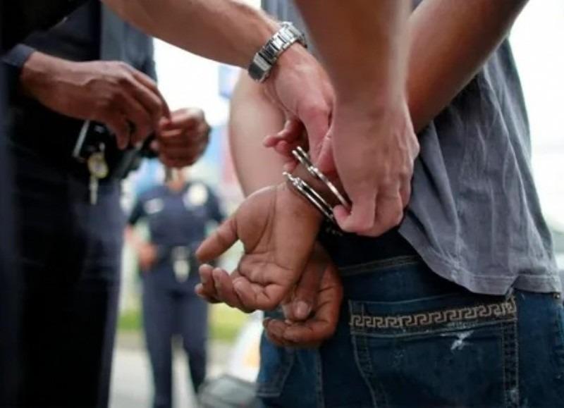 Lo frenaron junto a una barbería y quedó preso por una captura vigente