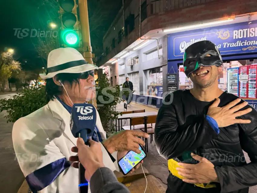 Batman y Michael Jackson se toparon en una esquina sanjuanina y desataron sonrisas