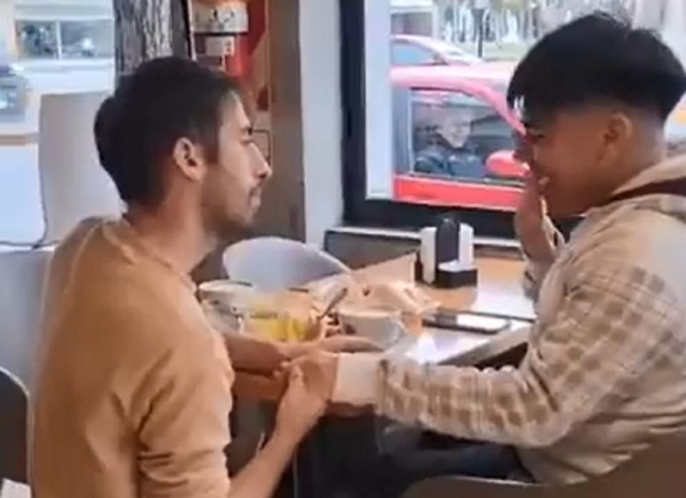 Una propuesta de casamiento en pleno centro sanjuanino se volvió viral