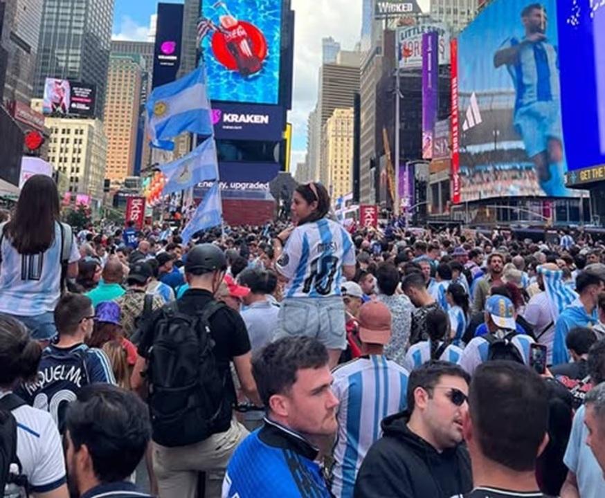 Times Square explotó con el banderazo argentino antes de la final con España