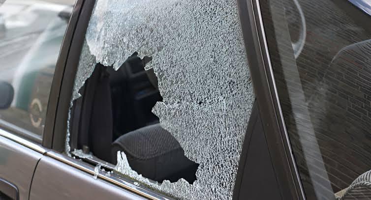 Aprovecharon unos minutos y vaciaron un auto en calle Mitre