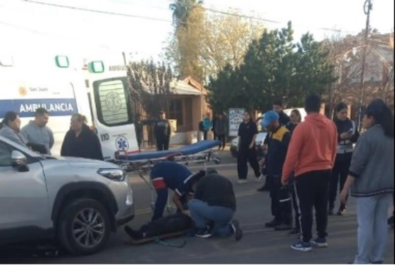 Una ciclista fue hospitalizada tras ser embestida por un auto en Caucete