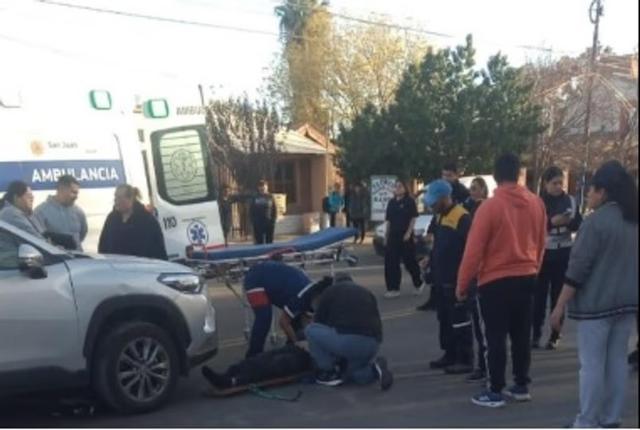 Una ciclista fue hospitalizada tras ser embestida por un auto en Caucete
