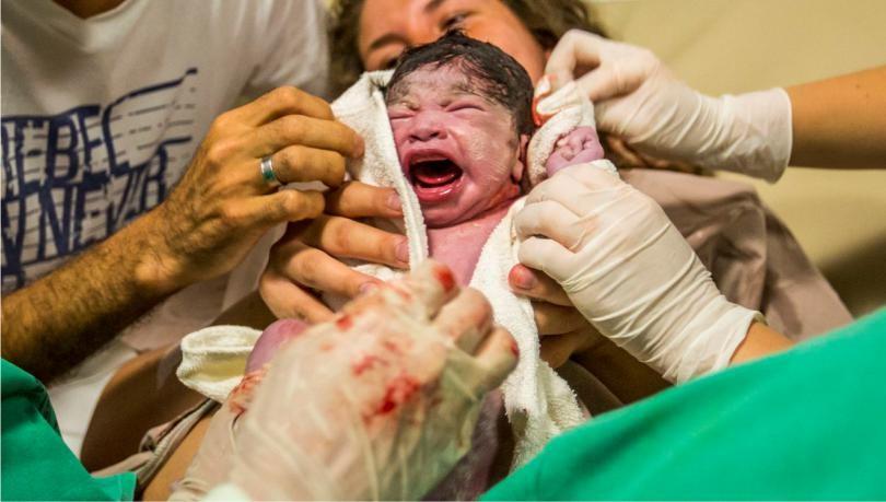 Menos nacimientos y más maternidad tardía: el fenómeno que cambia a la sociedad