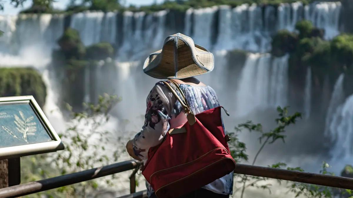 Casi un millón de turistas viajaron, aunque el finde largo fue el más flojo del 2026