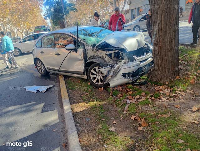 Un choque en el centro dejó un auto contra un árbol