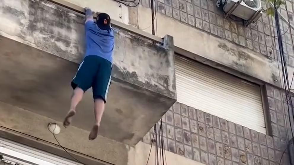 Un hombre cayó desde un edificio y sobrevivió tras golpear sobre un patrullero