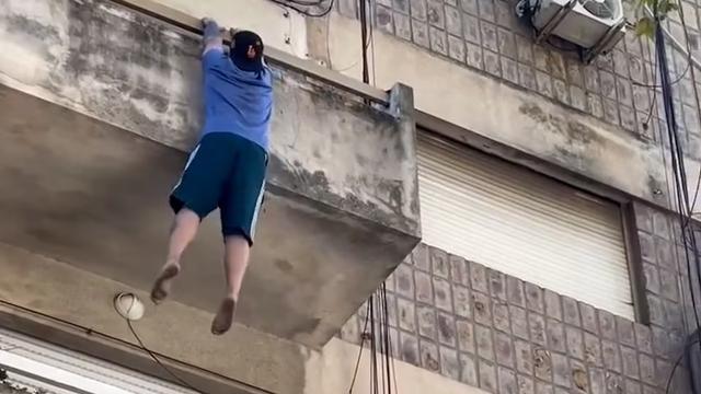 Un hombre cayó desde un edificio y sobrevivió tras golpear sobre un patrullero