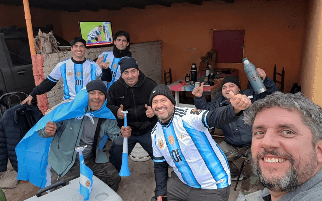 En Angaco, la Scaloneta se vivió con pastelitos, siesta y un asado para el recuerdo