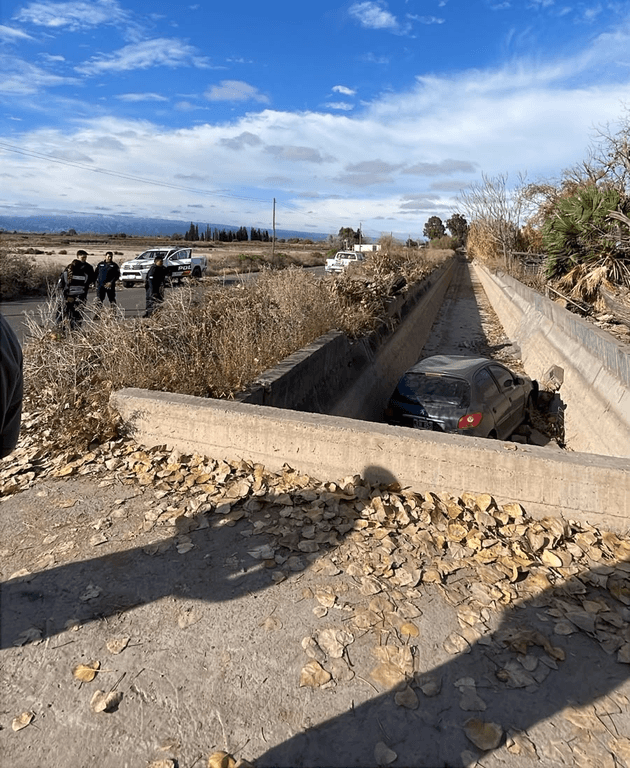 Un auto terminó en un canal y la conductora resultó ilesa