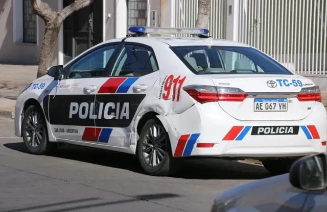 Asaltantes en moto redujeron a clientes y empleados y se llevaron la recaudación en Santa Lucía