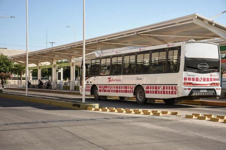 Pulseada por el paro de colectivos: buscan frenarlo a último momento