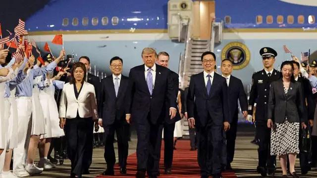 Trump aterrizó en Pekín para una visita clave