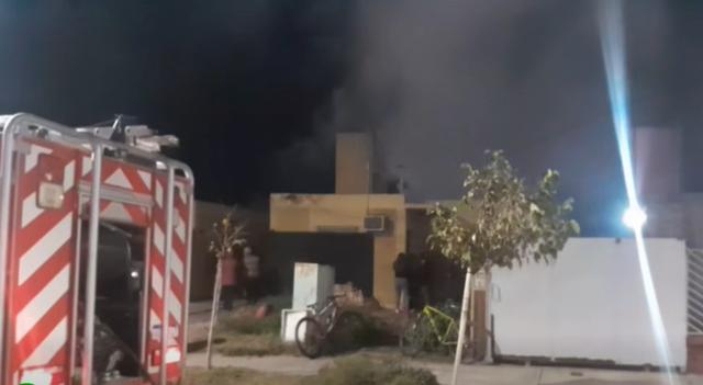 Una Trafic quedó destruida tras un fuego en un garaje de Sarmiento