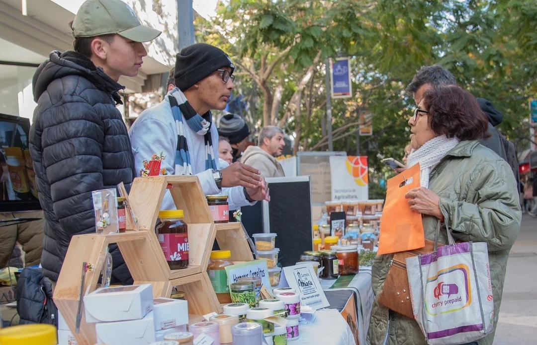 San Juan realizó una feria apícola en la peatonal por el Día Internacional de la Abeja