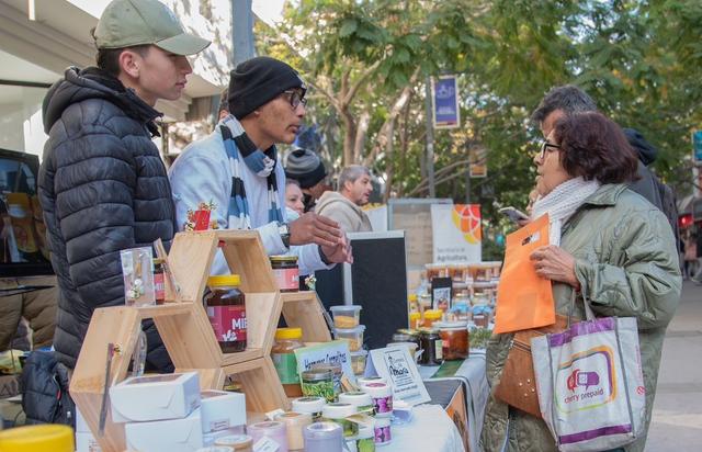 San Juan realizó una feria apícola en la peatonal por el Día Internacional de la Abeja