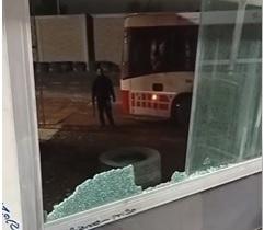 A piedrazos atacaron a un colectivo en La Bebida y rompieron cuatro ventanillas